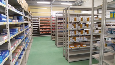 自動車部品関連の商品棚