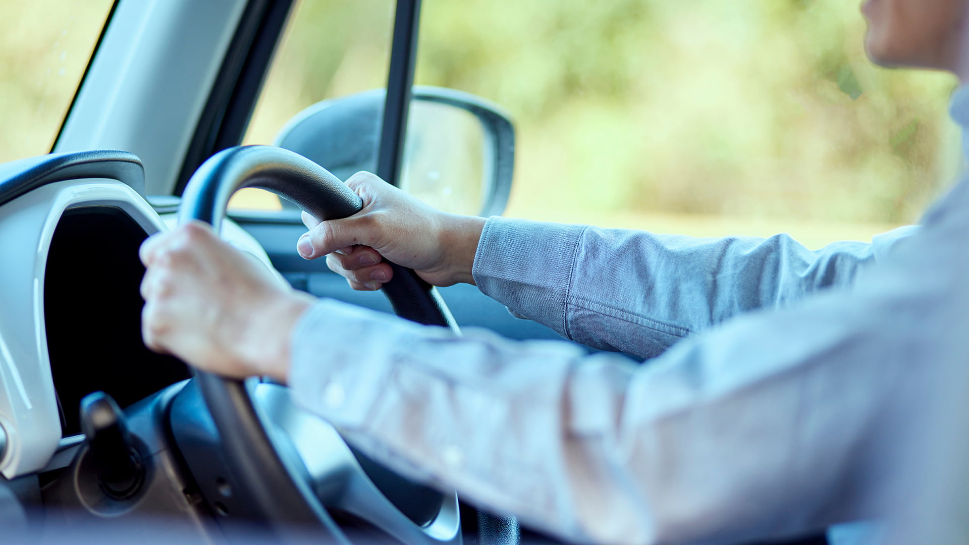 車を運転する男性の手元