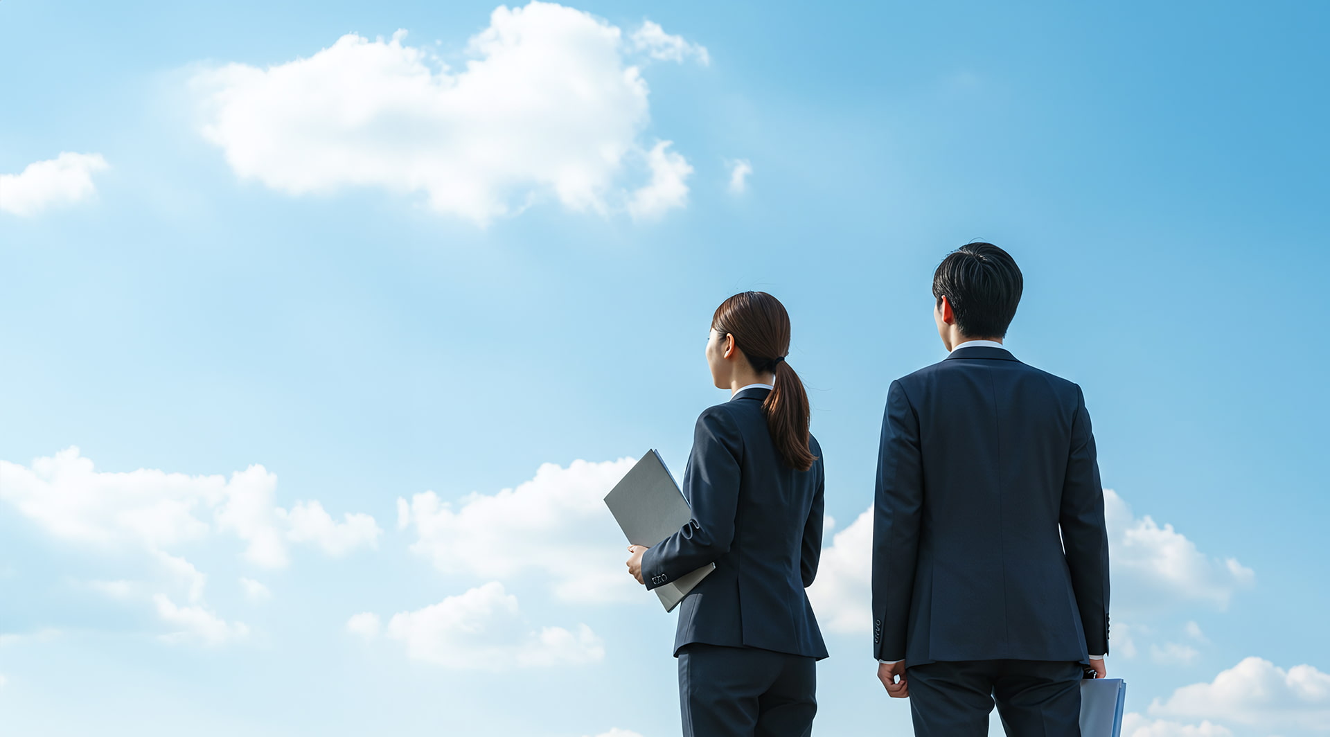 リクルートスーツを着た男女の後ろ姿