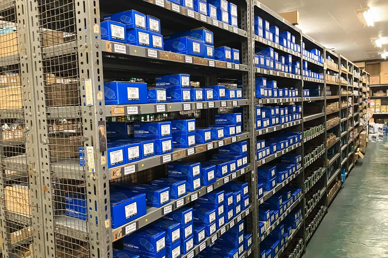 自動車部品関連の商品棚